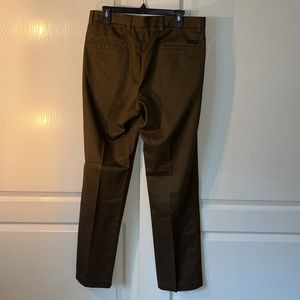 Dockers D1 slim fit. Brown. Side and back pockets. 34-34 Excellent condition.